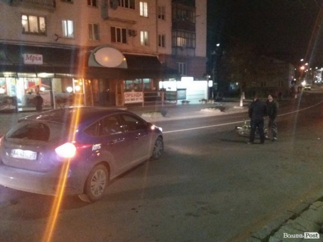 У центрі Луцька збили велосипедиста. ФОТО. ОНОВЛЕНО
