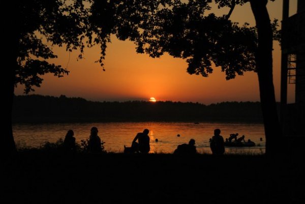 И где есть сердце, там солнце светит.. Пляж озера. Захід сонця, близько 21:30 год. Озеро Пісочне, 2012 рік. Автор – Роксолана Канцірук.