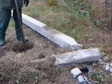 На Волині невідомий зніс електроопору і втік. ВІДЕО