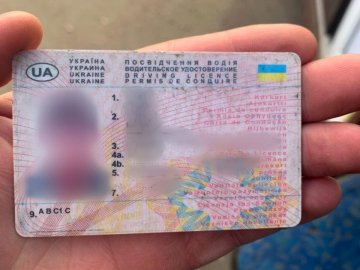 У Луцьку патрульні зупинили водія з підробленим посвідченням
