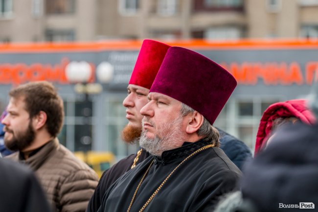 «Силою нашу церкву ніхто не забере»: як у Луцьку прихильники УПЦ (МП) на майдан вийшли. ФОТОРЕПОРТАЖ