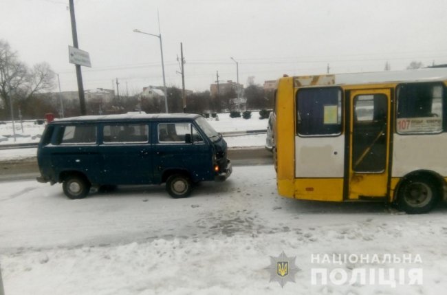 У Луцьку бус зіткнувся з маршруткою: є постраждалі. ФОТО