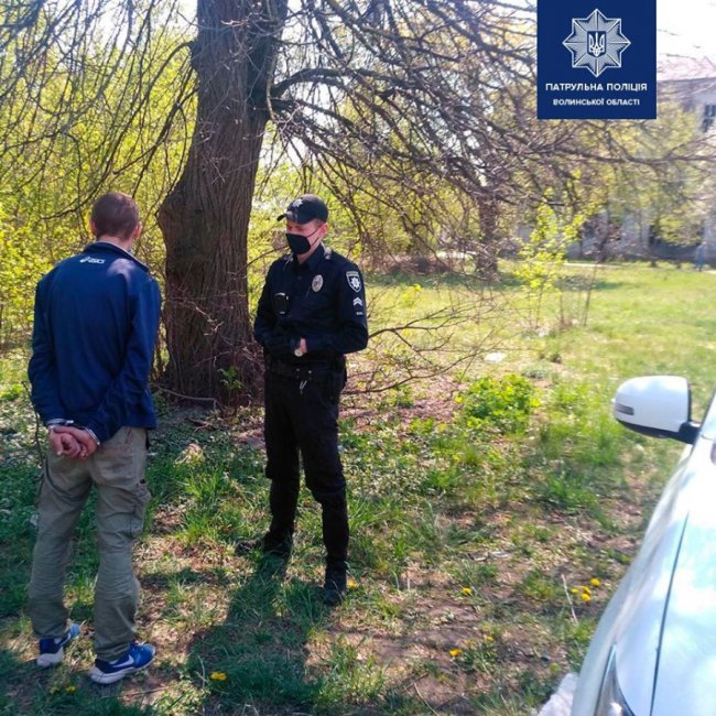 У Луцьку посеред вулиці затримали чоловіка з понад 20 пакетиками наркотиків. ФОТО
