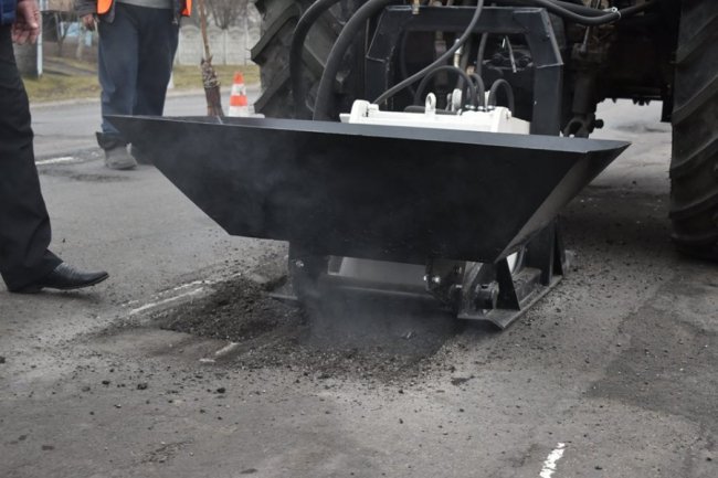 На Волині тестують нове обладнання для ремонту доріг. ФОТО