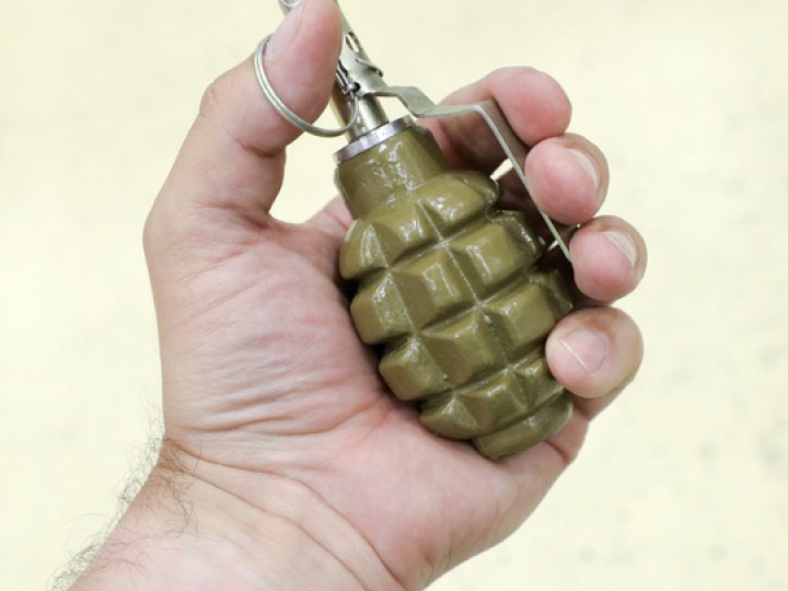 В одному з дворів Луцька чоловік кинув світло-шумову гранату: як його покарають