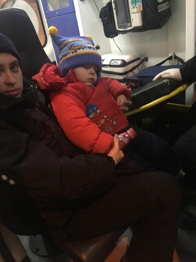 Повзли на ліктях: затримали п’яних батьків, які «гуляли» з дитиною. ФОТО