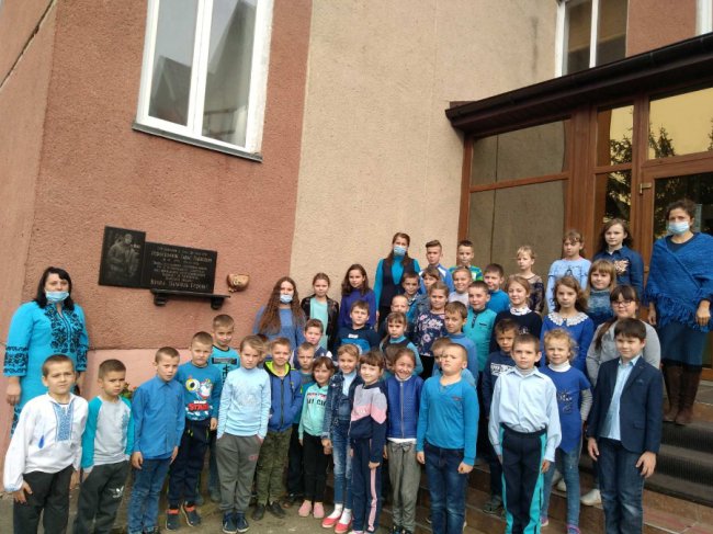 Кольоровий флешмоб: у волинській школі відзначили тиждень толерантності. ФОТО