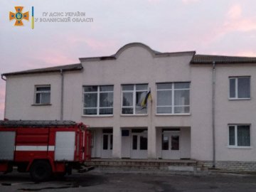 На Волині в бібліотеці загорівся обігрівач: вогонь перекинувся на стільці та штори