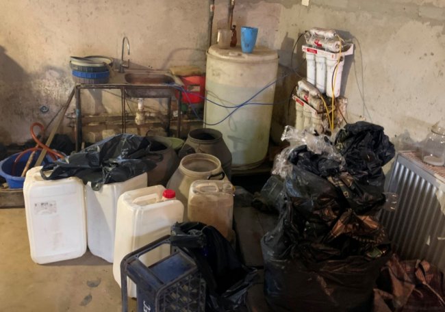 У селі під Луцьком «бізнесмен» організував підпільний цех горілчаного фальсифікату