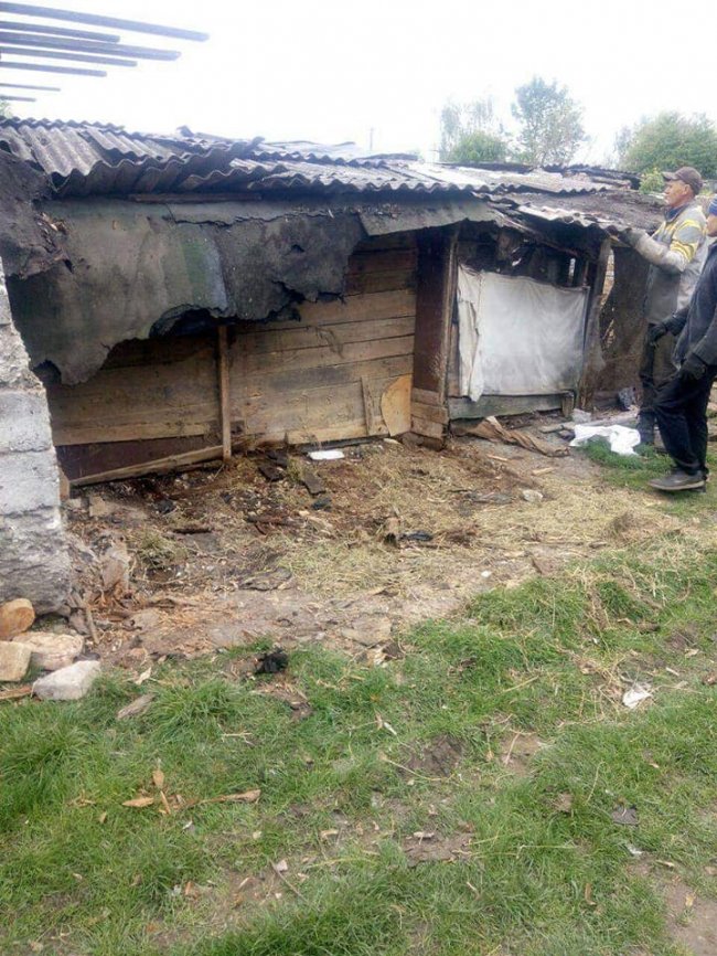 Муніципали зносять незаконно встановлені халабуди у Луцьку. ФОТО