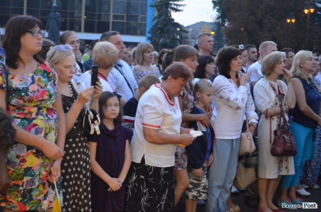 Тисячі людей у центрі Луцька зустріли загиблого Героя. ФОТО