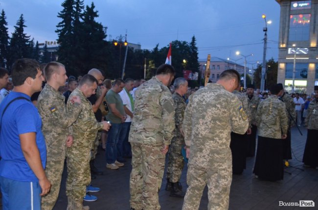 Тисячі людей у центрі Луцька зустріли загиблого Героя. ФОТО