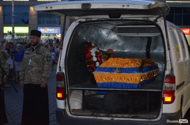 Тисячі людей у центрі Луцька зустріли загиблого Героя. ФОТО
