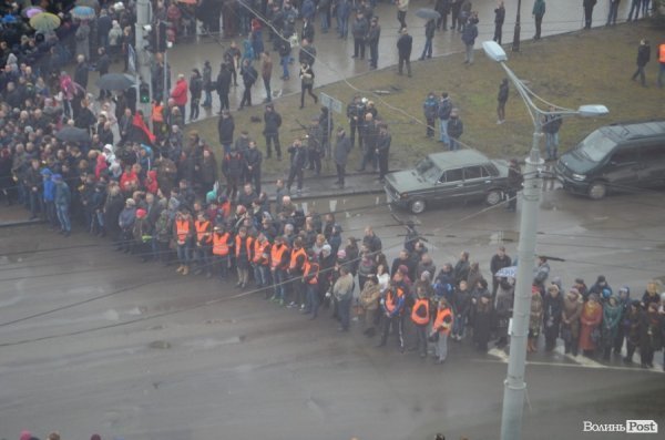 «Герої не вмирають!», – у Луцьку провели в останню путь майданівця. ФОТО. ВІДЕО