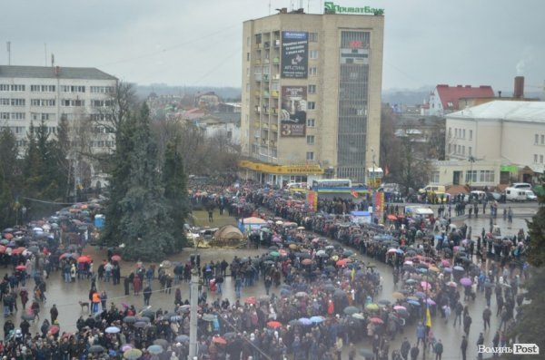 «Герої не вмирають!», – у Луцьку провели в останню путь майданівця. ФОТО. ВІДЕО