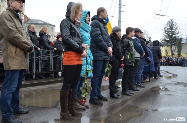 «Герої не вмирають!», – у Луцьку провели в останню путь майданівця. ФОТО. ВІДЕО