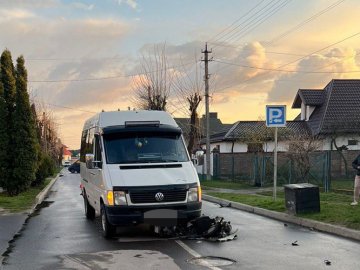 На Волині 14-річний скутерист влетів у бус: є постраждалі. ФОТО