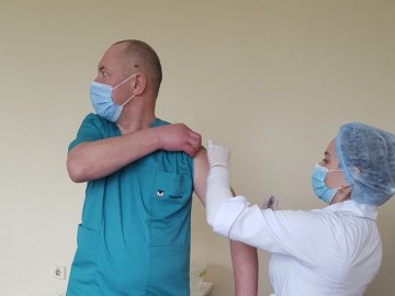 Медики ще двох лікарень на Волині вакцинувались від COVID-19