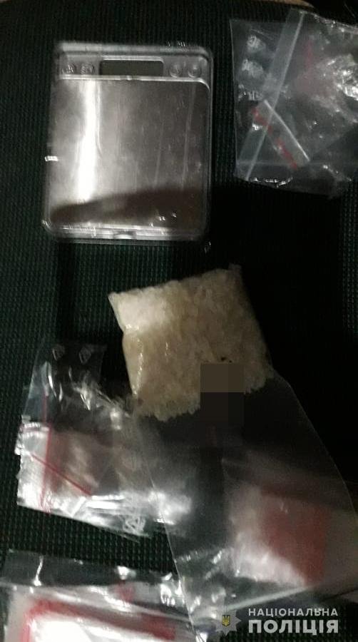 У Луцьку вночі на зупинці зловили чоловіка з «арсеналом» наркотиків