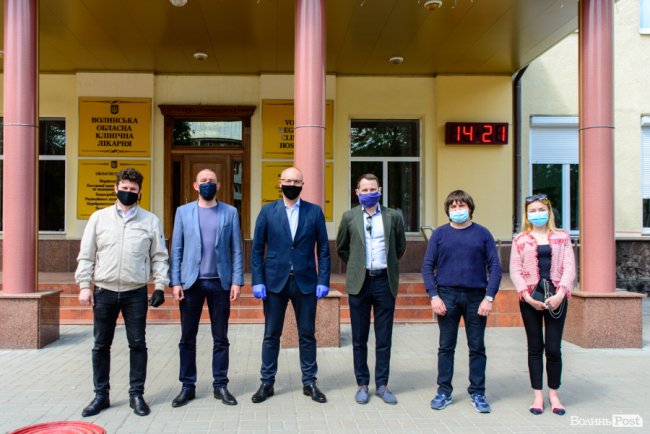 Парубій передав спецкостюми і окуляри для лікарів Волинської обласної клінічної лікарні