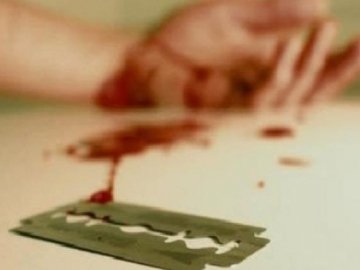 Лучанин, намагаючись скоїти самогубство, порізав вени: деталі інциденту. ВІДЕО