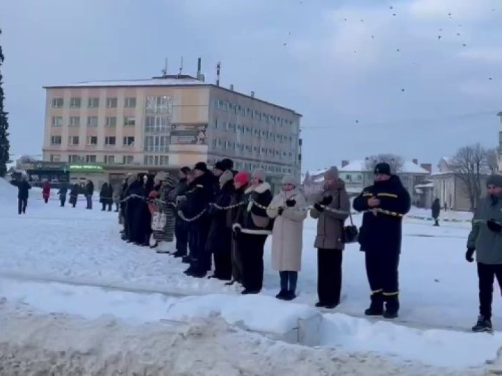 Соборна Україна: у місті на Волині створили символічний Ланцюг Єдності