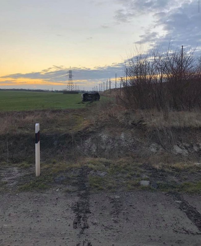 При в’їзді у Володимир авто злетіло у кювет та перекинулось. ФОТО