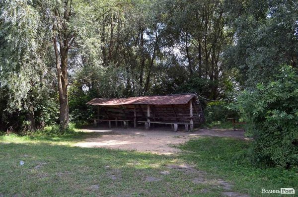 Найбільша альтанка розрахована на 40 людей. Тут часто святкують дні народження. Буває, навіть весілля. 