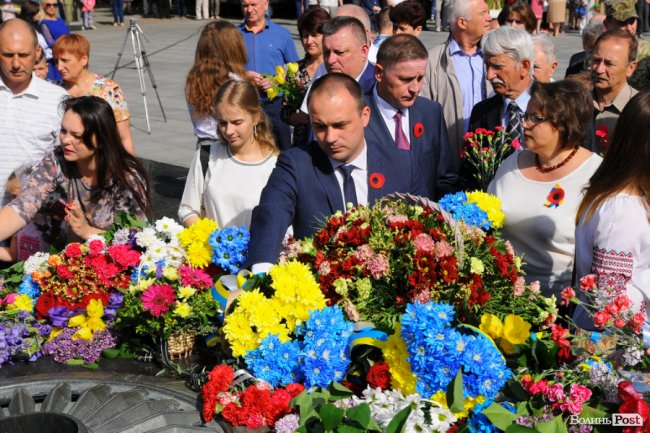 З маками і трояндами: у Луцьку відзначили річницю перемоги над нацизмом. ФОТО