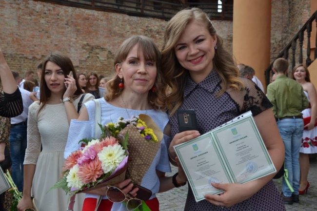 У Луцькому замку для новоспечених філологів та журналістів влаштували випускний
