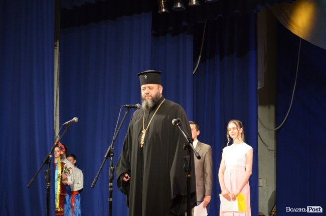 Бал наречених чи то випускний: як у Луцьку найкращим школярам вручали медалі. ФОТО