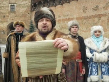 Актори волинського драмтеатру відтворили з'їзд монархів 15 сторіччя у Луцьку. ВІДЕО