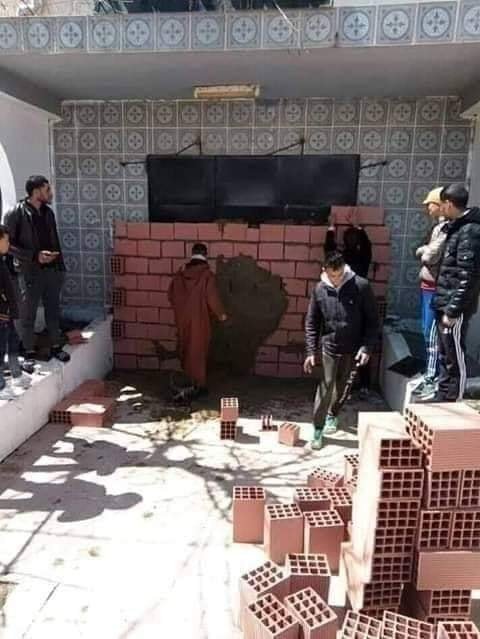 Відмовився слухати скарги людей: в Алжирі мера замурували в офісі. ФОТО