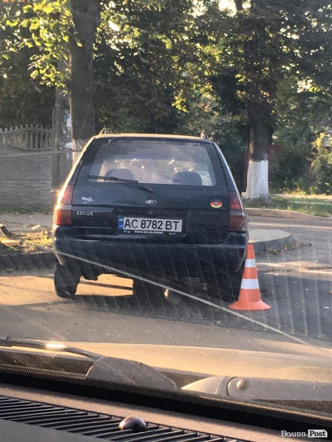 У Луцьку після удару легковик влетів у стовп. ФОТО