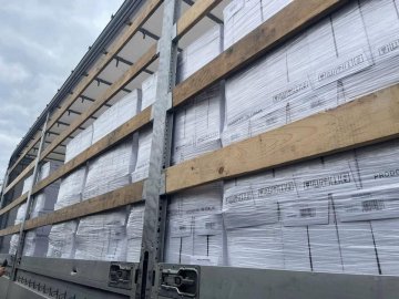 Через волинський кордон нелегально хотіли провезти десятки ящиків шампанського. ФОТО