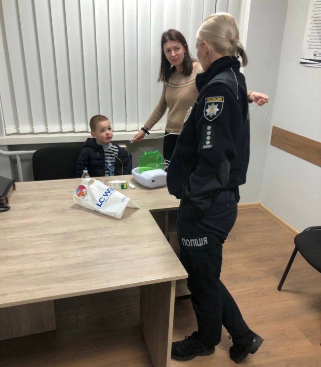 Люди приходять навчатися та навіть складати іспити: як працюють поліцейські «пункти незламності» на Волині