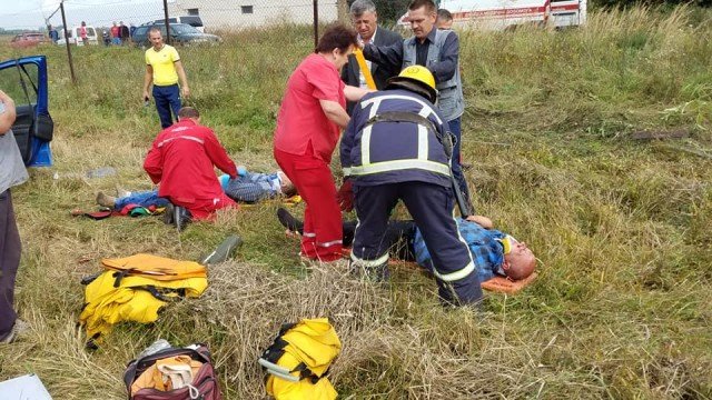Біля Нововолинська автівка злетіла з дороги, декілька разів перевернувшись 
