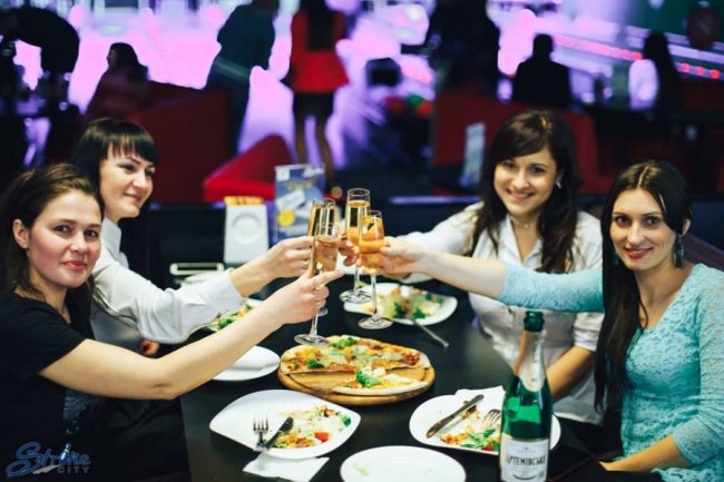 У StrikeCity привітали жінок. ФОТО*