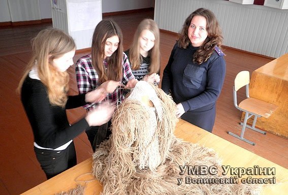 Волинські школярі створили костюм-«кікімору» для бійців. ФОТО