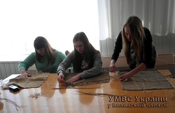 Волинські школярі створили костюм-«кікімору» для бійців. ФОТО