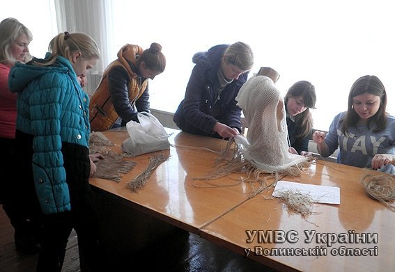 Волинські школярі створили костюм-«кікімору» для бійців. ФОТО