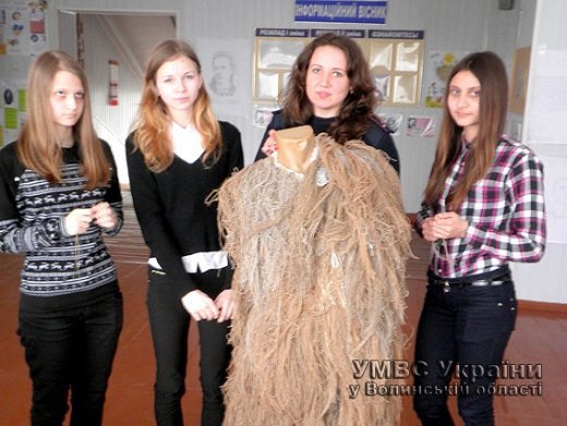 Волинські школярі створили костюм-«кікімору» для бійців. ФОТО