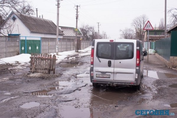 У Києві ями на дорогах сягають півметра. ФОТО. ВІДЕО