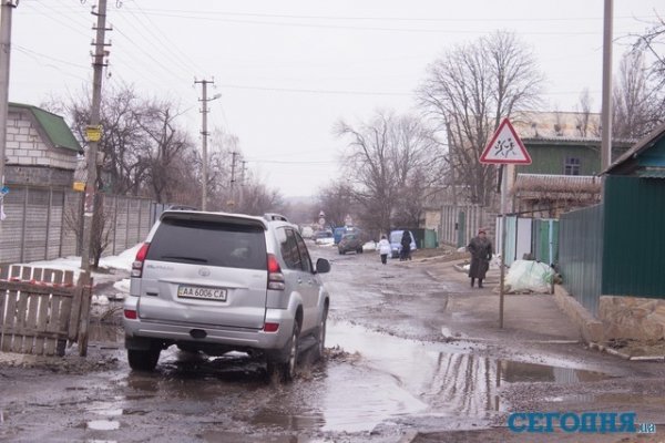 У Києві ями на дорогах сягають півметра. ФОТО. ВІДЕО