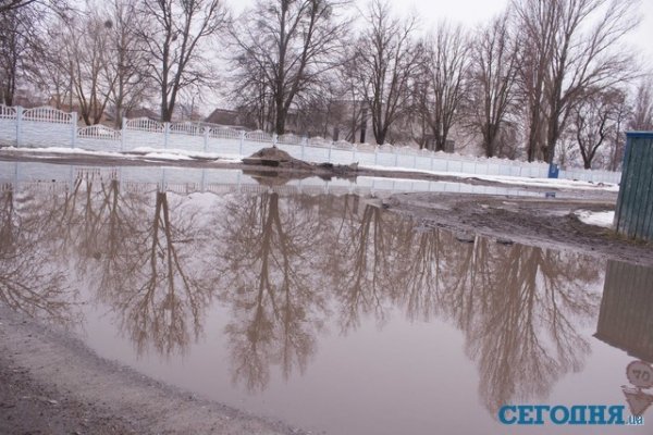 У Києві ями на дорогах сягають півметра. ФОТО. ВІДЕО