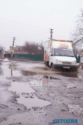 У Києві ями на дорогах сягають півметра. ФОТО. ВІДЕО
