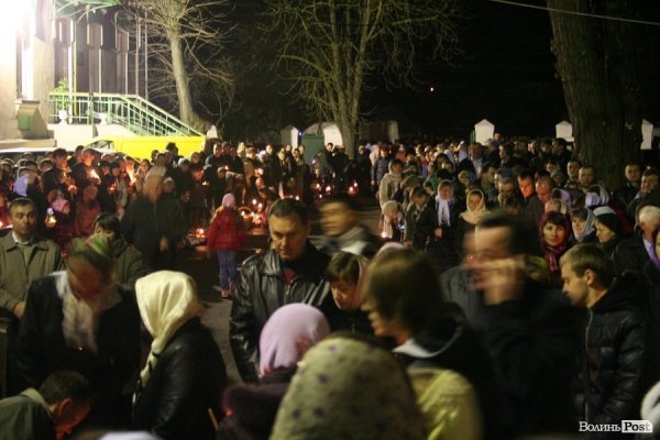 Пасхальна ніч у Луцьку: як святили паски у Покровській церкві. ФОТО