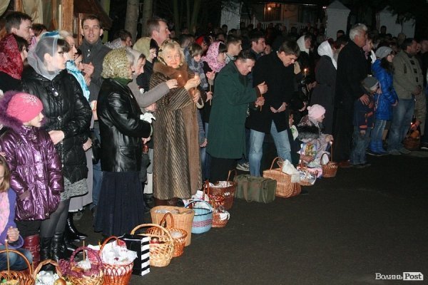 Пасхальна ніч у Луцьку: як святили паски у Покровській церкві. ФОТО