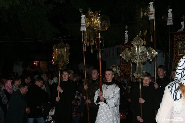 Пасхальна ніч у Луцьку: як святили паски у Покровській церкві. ФОТО