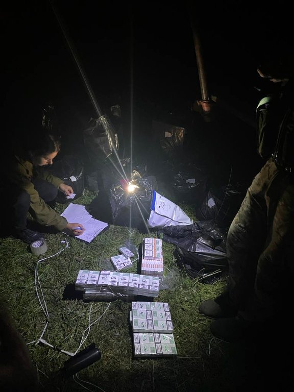 На Волині затримали трактор з контрабандними цигарками. ФОТО